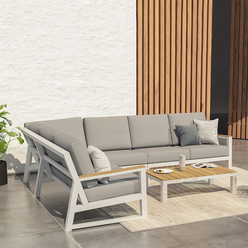 Gigi modular corner white with coffeetable outdoors 01