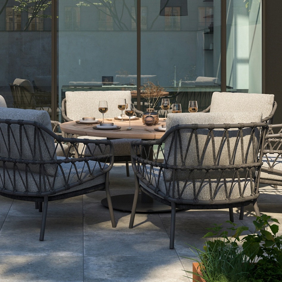 Saba table outdoors 01